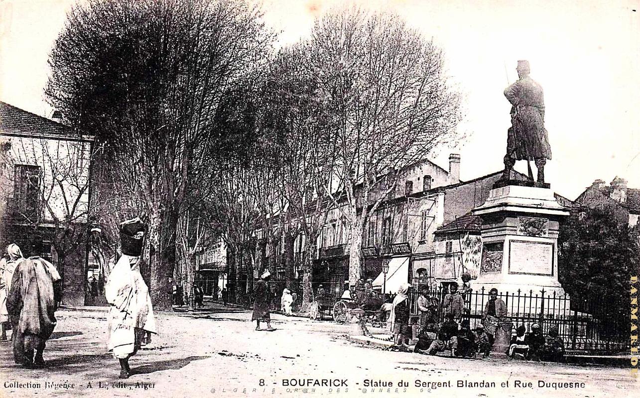 Boufarik - Statue du Sergent Blandan et Rue Duquesne.jpg